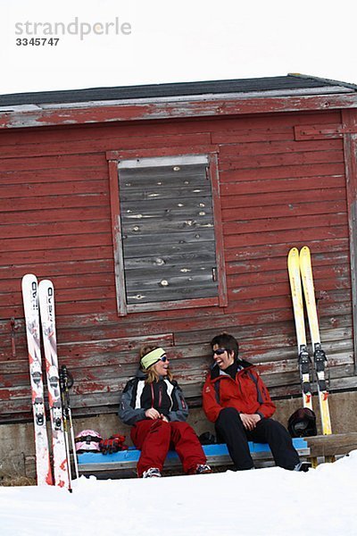 Lächelnd Skifahrer haben eine Pause  Lappland  Schweden.