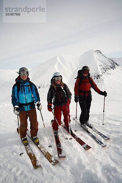 Drei Skifahrer auf Berggipfel  Lappland  Schweden.