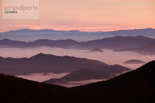 Bergketten hüllte in Nebel  USA.