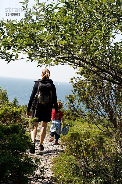 Eine Frau und ein Junge zu Fuß in Richtung Meer  Schweden.