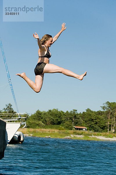 Eine Frau springen ins Wasser  Schweden.