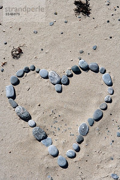 Pebbles gebildet in der Form eines Herzens  Stockholmer Schären  Schweden.