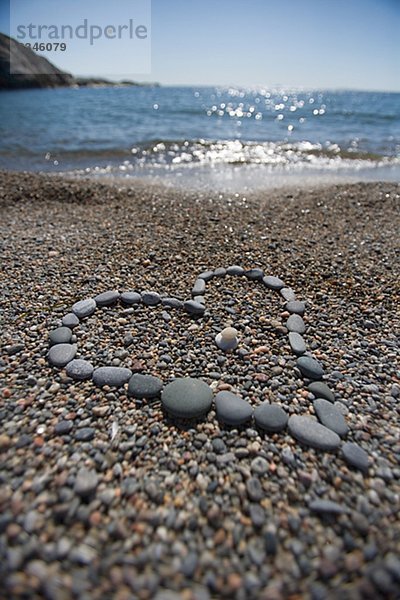 Pebbles gebildet in der Form eines Herzens  Stockholmer Schären  Schweden.