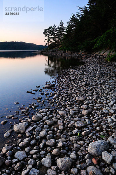 Steine auf einem Strand an einem See  Schweden.