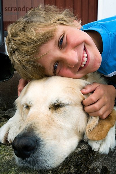 Portrait eines jungen und ein Hund  Schweden.