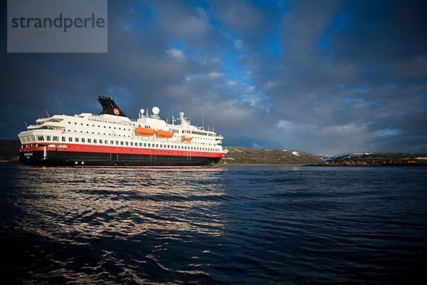 Eine Fähre  Hurtigruten  der norwegischen Küste Express  Norwegen.