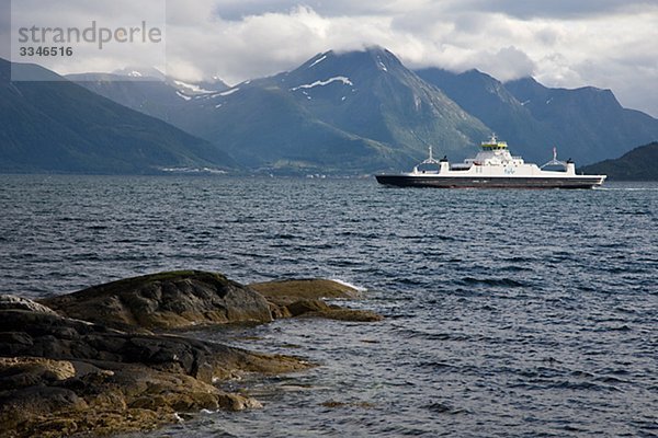 Eine Fähre auf eine Fjord in Norwegen.