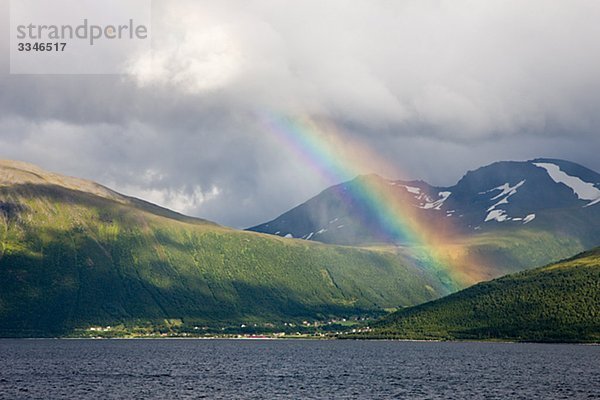 Regenbogen und Fjord in Norwegen.