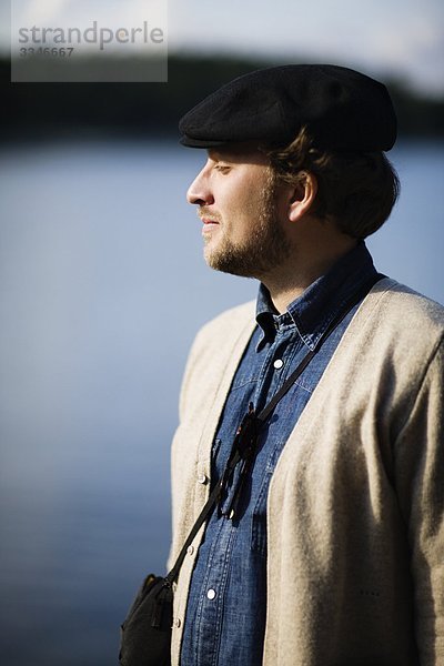 Ein Mann mit einer Kappe und eine Kamera  Schweden.