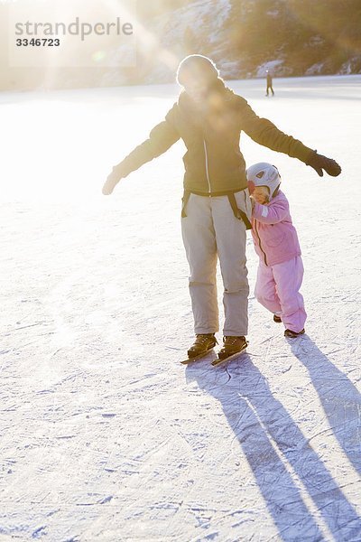 Mutter und Tochter Skaten gegen das Licht  Schweden.