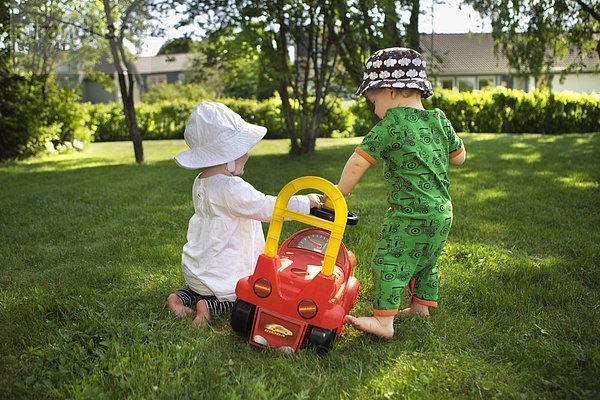 Junge - Person Auto Spielzeug Garten Mädchen spielen Schweden