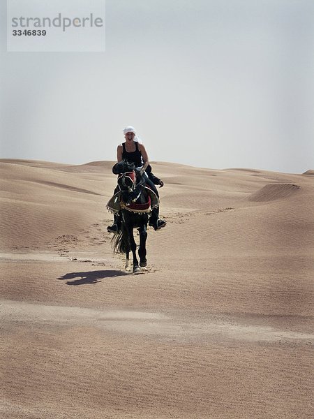 Frau Reiten in der Wüste  Tunesien.
