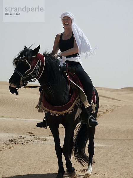 Frau Reiten in der Wüste  Tunesien.