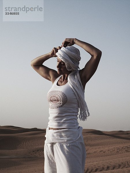 Frau durchführen Yoga in der Wüste  Tunesien.