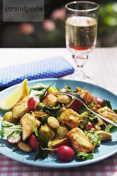 Salat mit Lachs auf einer Platte  Schweden.