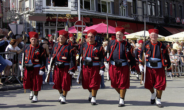 Belgien  Liege City  in Outremeuse  Roture  Parade während der Festtag des 15. August