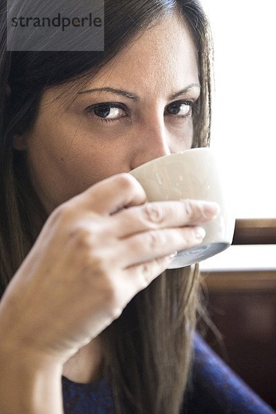 Frau trinkt aus Cup  Nahaufnahme