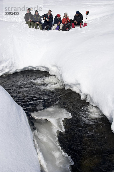 Eine Gruppe von Ferngespräche Skifahrer in den Bergen  Schweden.