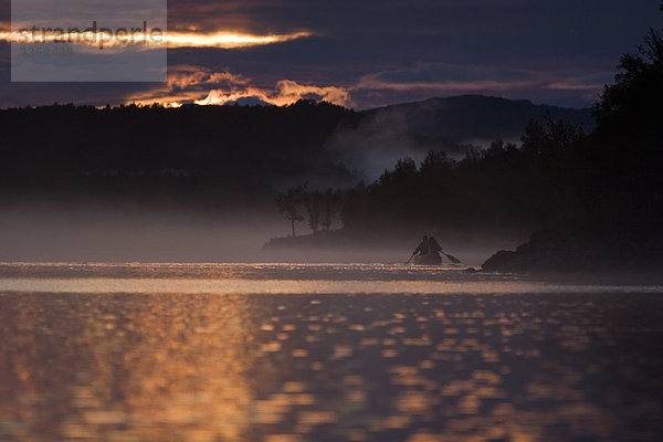 Kanus in ein Bergsee im Sonnenuntergang  Schweden.