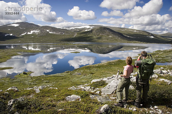 Zwei Personen auf einer Wanderung in den Bergen  Schweden.