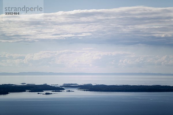 Luftbild von einem Inseln in einem See  Schweden.