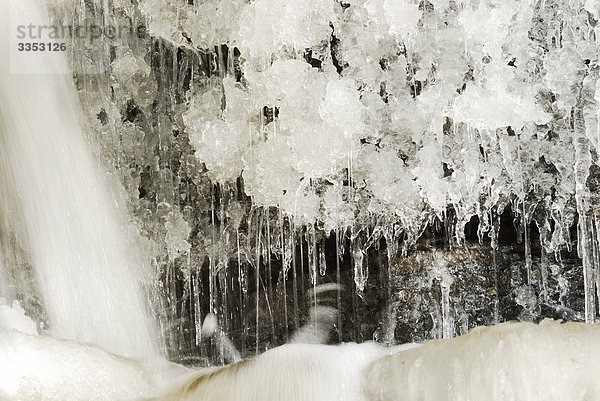 Eiszapfen in einem Wasserfall  Schweden.