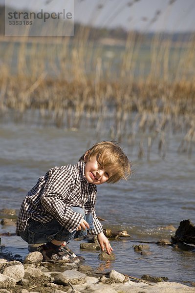 Ein Junge am Wasser ' s Edge  Schweden.