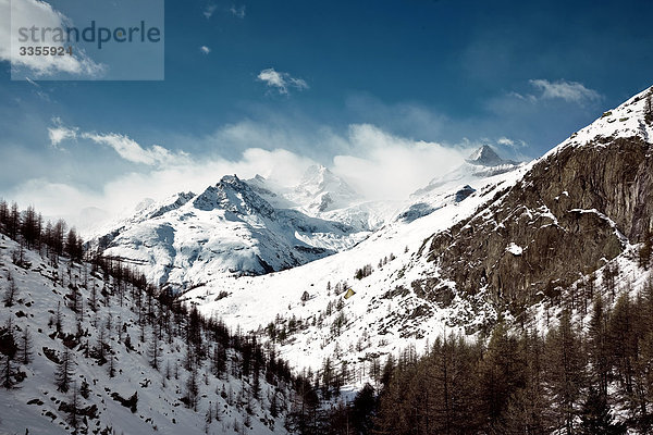 Schneebedeckte Berge in Zermatt  Schweiz  Erhöhte Ansicht