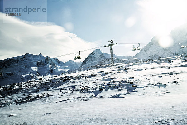 Gondelbahn in den Bergen  Zermatt  Schweiz  Flachwinkelansicht