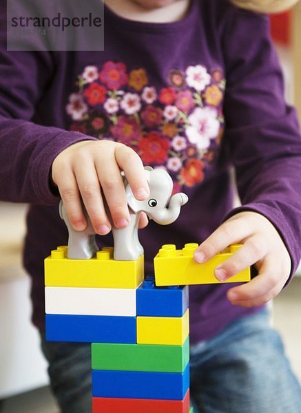 Kind mit Lego