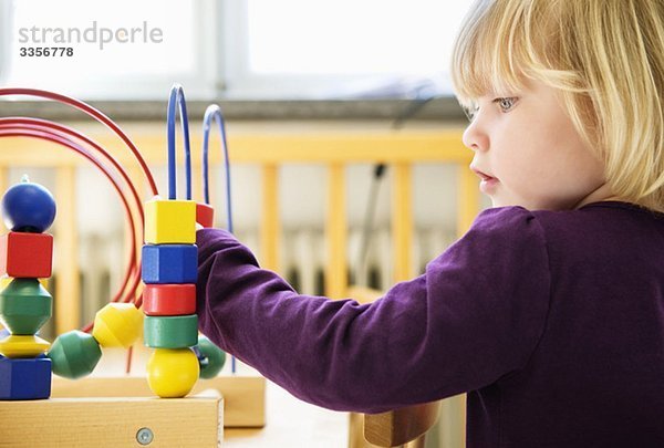 Kleines Mädchen spielt in der Kindertagesstätte