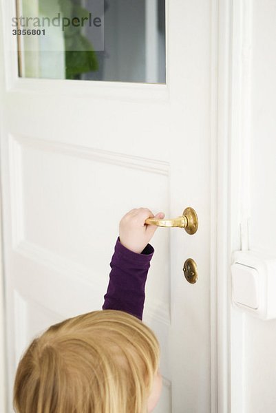 Kleines Mädchen öffnet die Tür