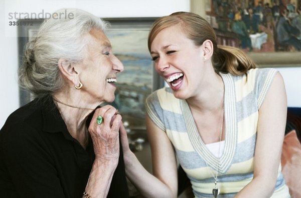Eine junge und eine ältere Frau lachend