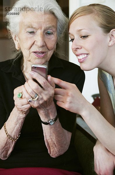 Zwei Frauen und ein Handy