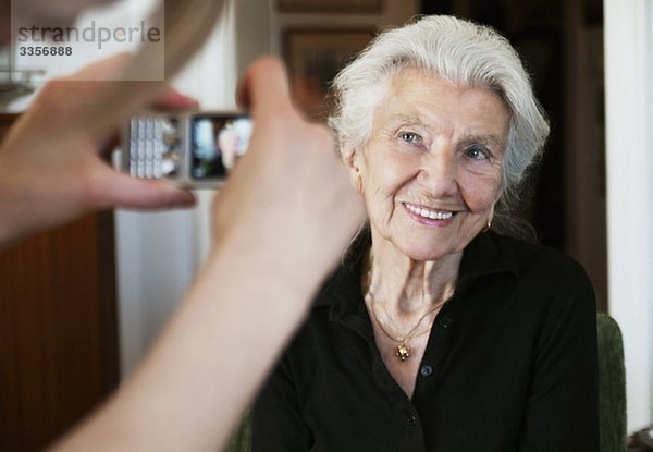 Frau fotografiert mit Fotohandy