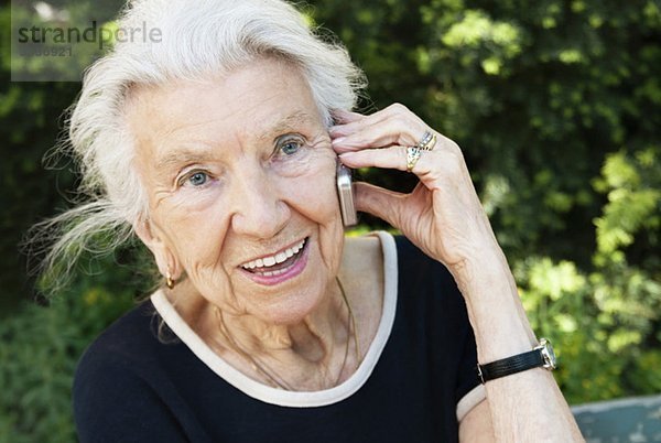 Ältere Frau beim Telefonieren