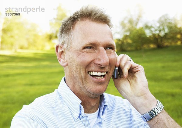 Lachender Mann beim Telefonieren