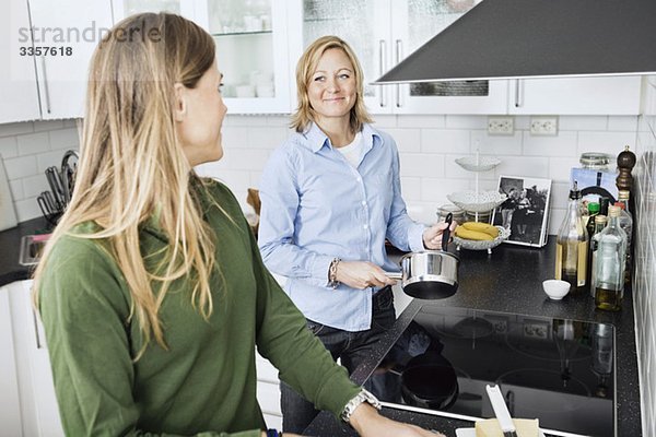 Die Partner bereiten das Essen