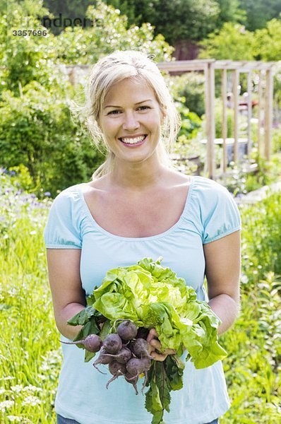 Frau mit Bio-Gemüse