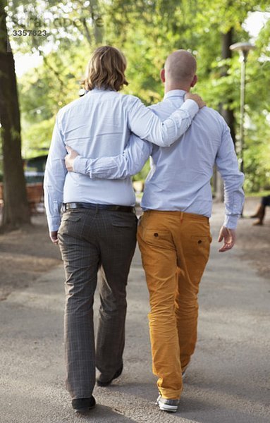 Zwei schwule Männer  die nach draußen gehen.
