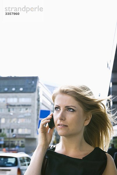 Geschäftsfrau im Gespräch mit dem Handy