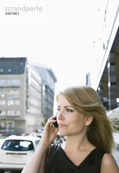 Geschäftsfrau beim Telefonieren im Freien