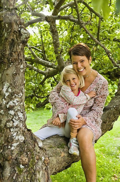 Mutter und Tochter im Baum sitzend