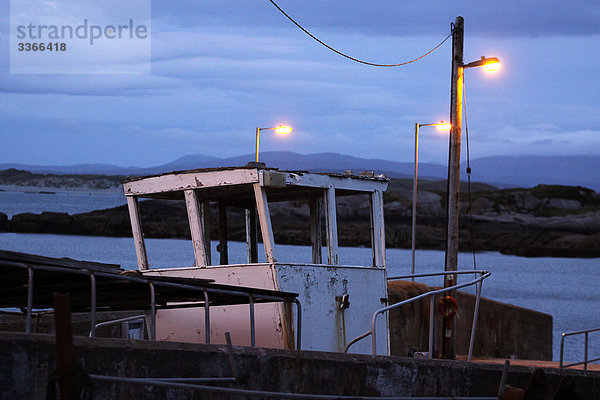 Altes Boot am Hafen  Leabgarrow  Arranmore Island  Irland