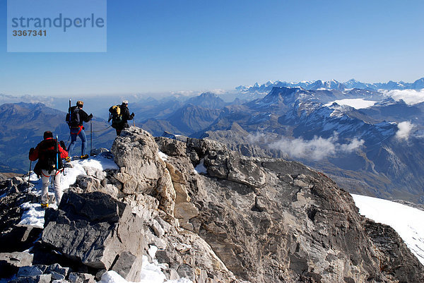 Festgebundenes bis  Seil  Kletterer  Klettern  Gipfel  Peak  Top  Wildhorn  Range  Gebirge  Berg  Berner Oberland  Alpen  Alpine  Schweiz  Schweiz  Bergsteigen  Bergsteiger  Sport  Sport  Erholung  Gruppe