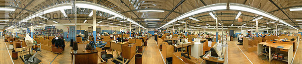 Fabrik  Textil  Textilien  Tuch  Kleidung  Panoramablick  Panorama  innerhalb  Innenaufnahme  Hallenbad  Industrie  Herstellung  Verarbeitung  Arbeit  Arbeit  Arbeitnehmerinnen