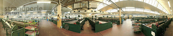 Fabrik  Textil  Textilien  Tuch  Kleidung  Panoramablick  Panorama  innerhalb  Innenaufnahme  Hallenbad  Industrie  Herstellung  Verarbeitung  Arbeit  Arbeit  Spinning  Maschinen