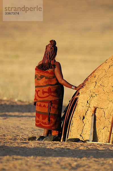 stehend Frau Wohnhaus 1 Namibia Ethnisches Erscheinungsbild Naturvolk Afrika