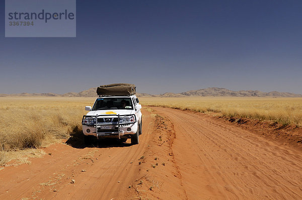 KEA Campers  Sand Road  in der Nähe von Purros  Kaokoland  Region Kunene  Namibia  Afrika  Sandbahn  Fahrzeug  Off-Road  Landschaft  Abenteuer  Ausflug  Auto  Reise