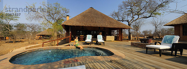 Südliches Afrika Südafrika Panorama Frau Urlaub Mensch Schwimmbad Reise Tourist Hotel Bungalow Tourismus